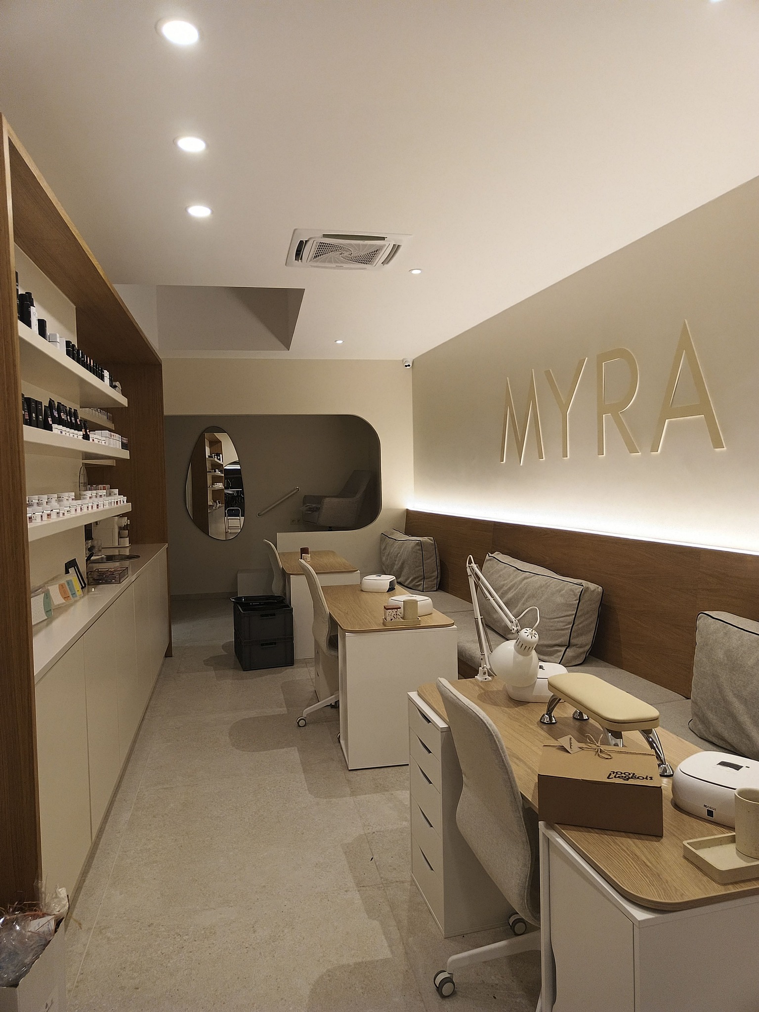 Aménagement intérieur salon de beauté Myra postes manucure climatisation intégrée éclairage LED professionnel