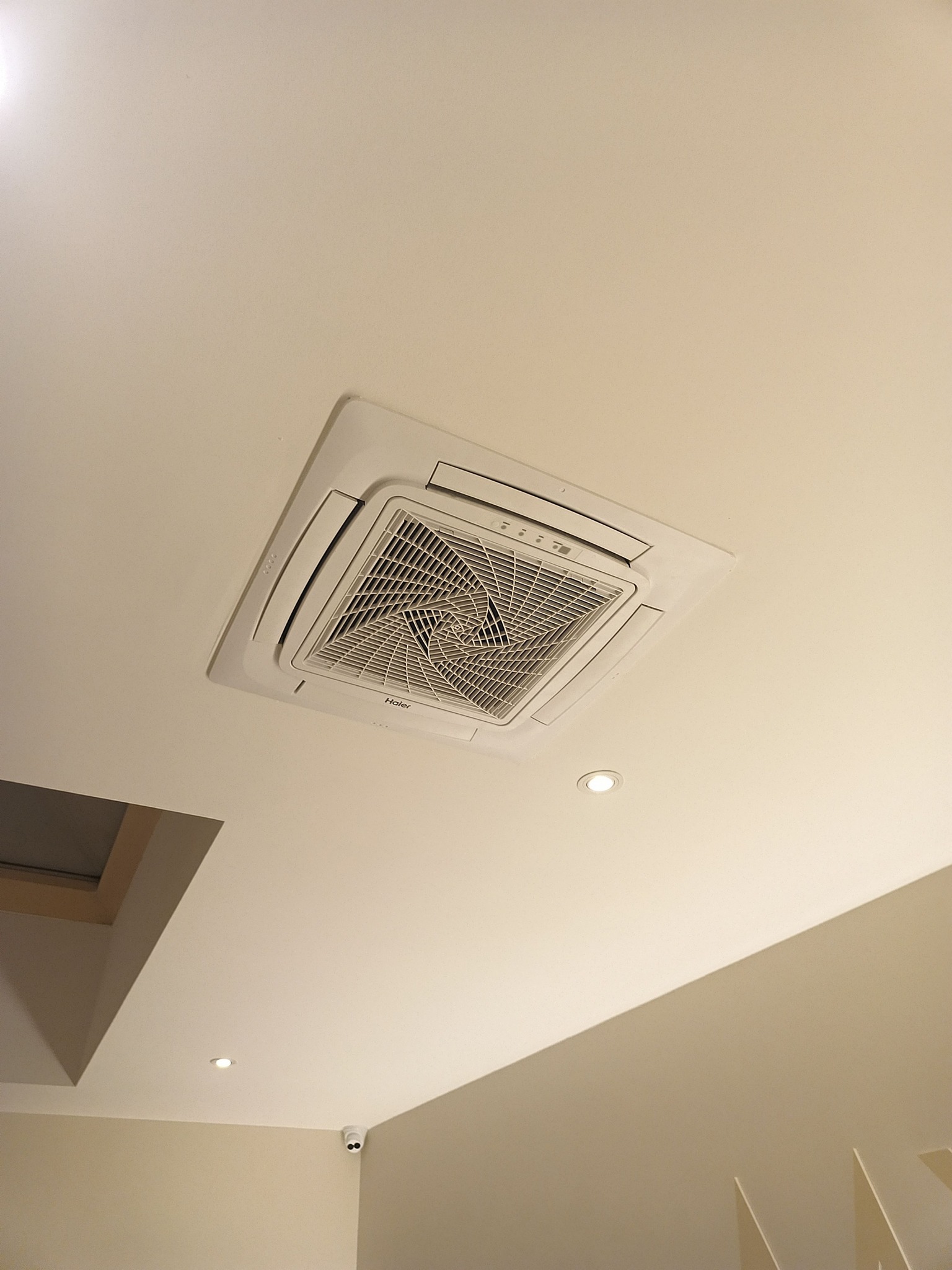 Climatisation cassette Daikin Haier Mitsubishi encastrée plafond faux-plafond diffusion air tertiaire