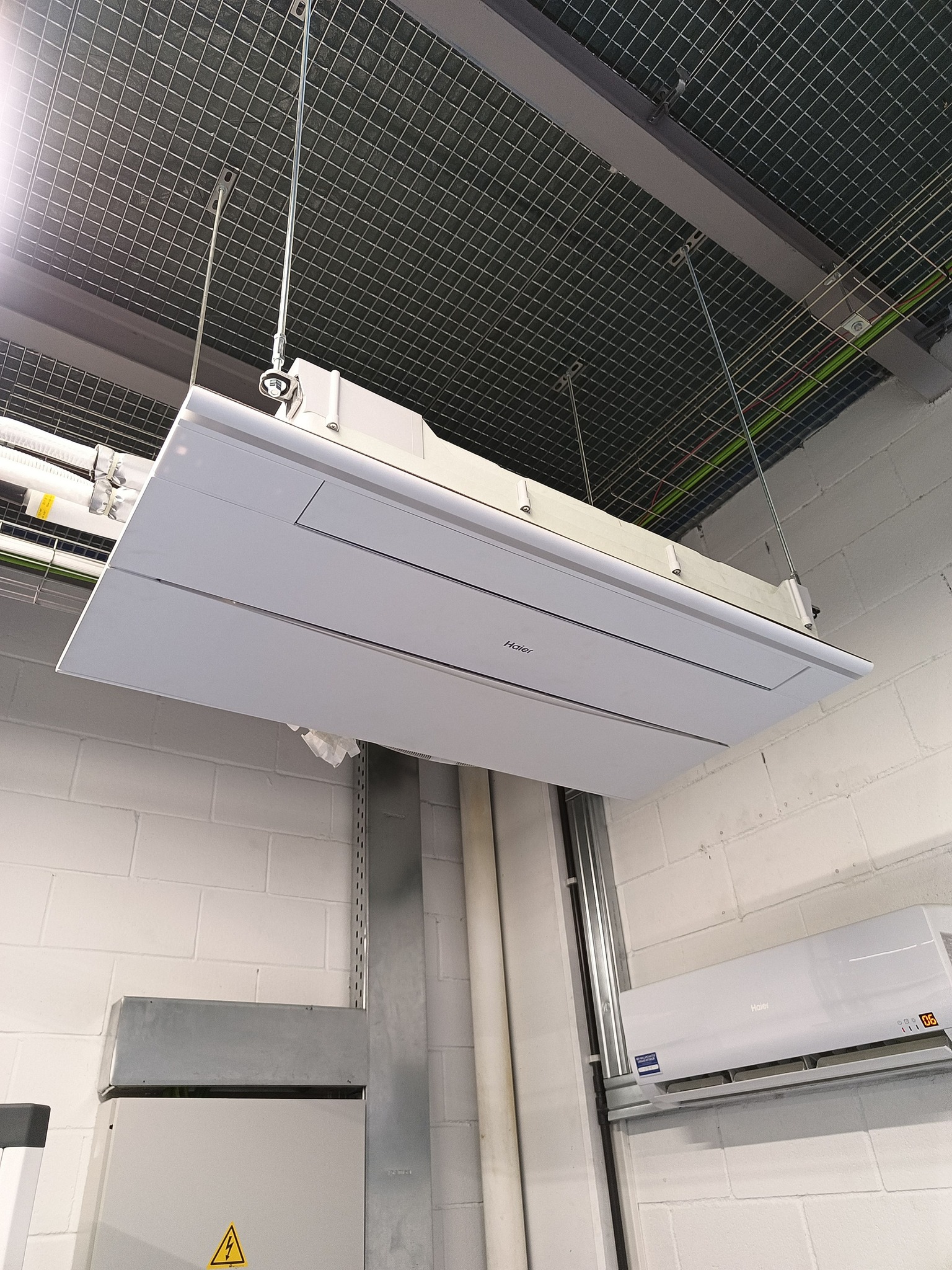 Climatisation cassette plafonnier Haier rideau d'air installation commerciale tertiaire CVC