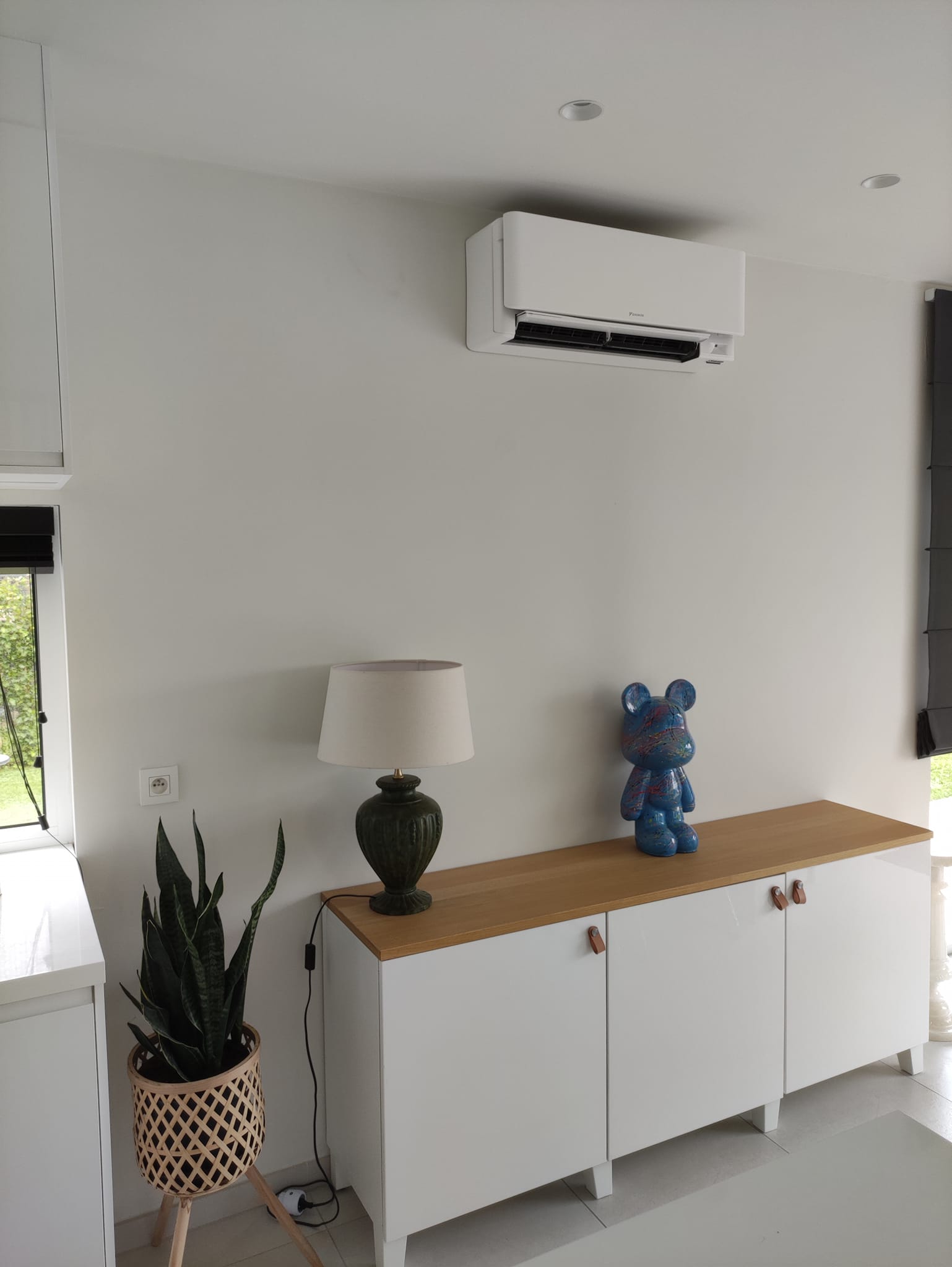 Climatiseur mural blanc Mitsubishi Electric MSZ-AXV2221-A installation discrète salon intérieur moderne