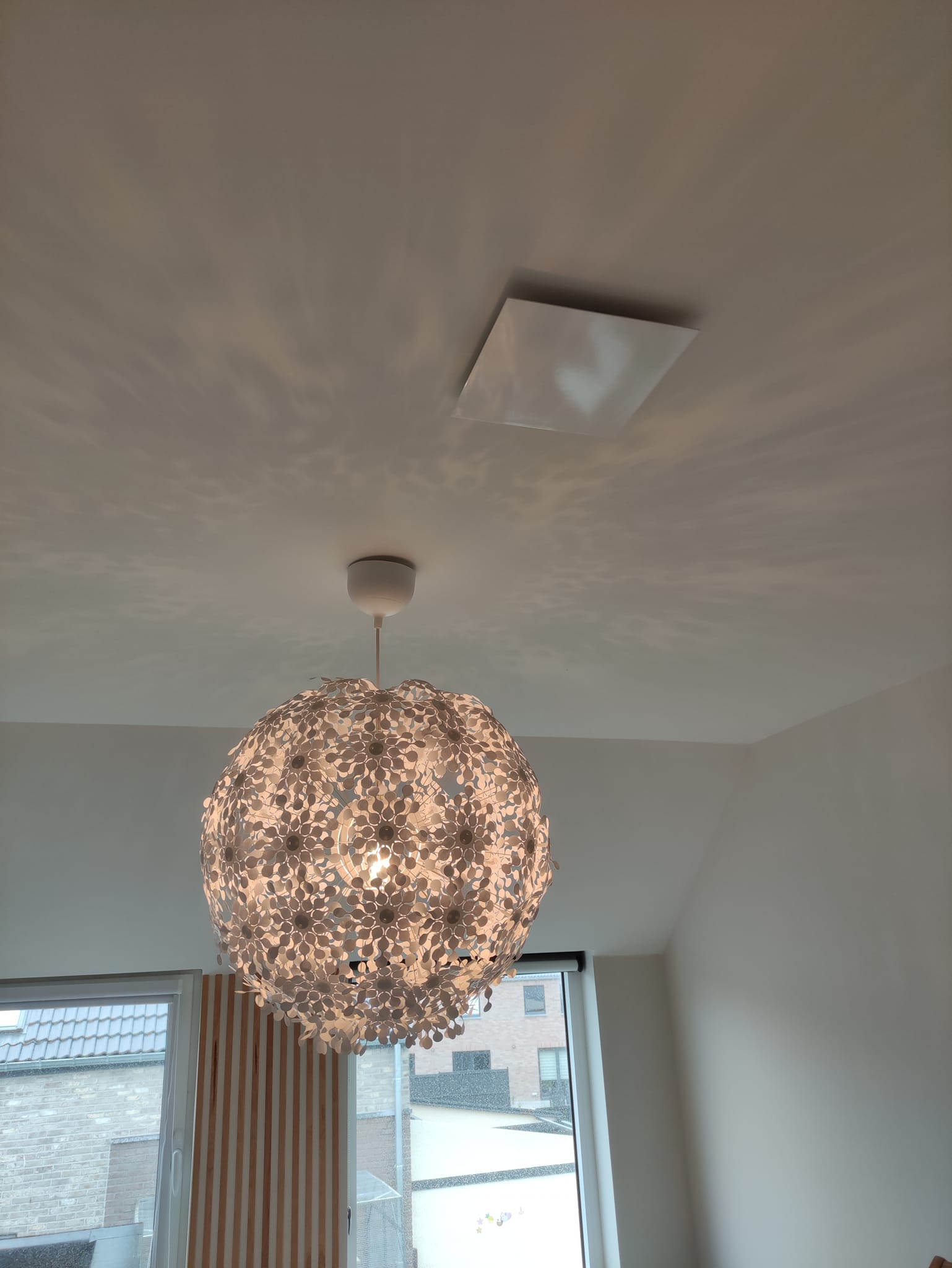 Luminaire suspension design bouche ventilation discrète plafond climatisation gainable VMC