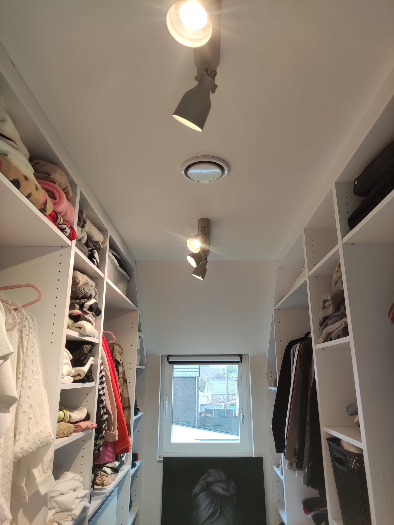 Dressing aménagé éclairage spots LED plafond ventilation VMC intégrée pièce rangement